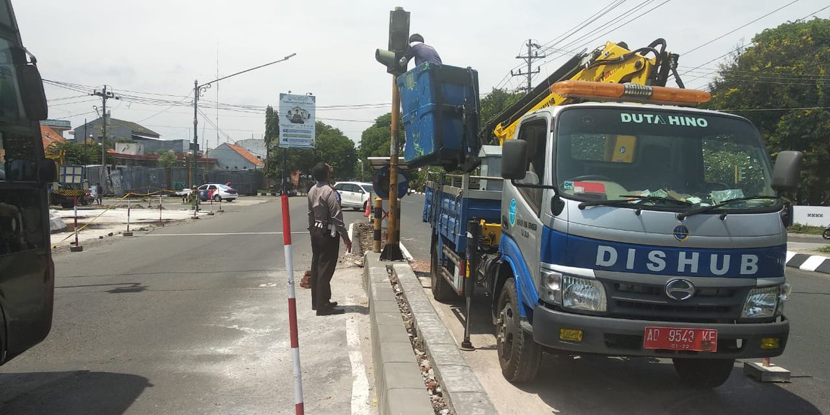 ressragen's tweet photo. Pemindahan lampu traffic light dan penerangan jalan umum oleh dishub dan sat lantas polres sragen https://t.co/OAvZDtTLqj