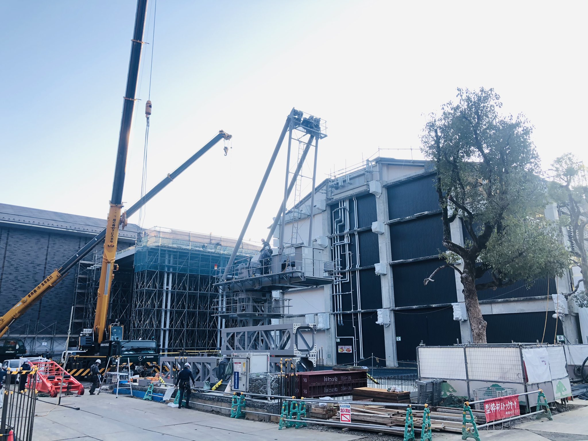 京都産業大学 公式 むすぶくん 建設が進む天地館 旧1号館 壁には工事の進捗状況が貼られていて その様子を確認できます 完成する21年9月が待ち遠しいですね テラスからの眺めが最高