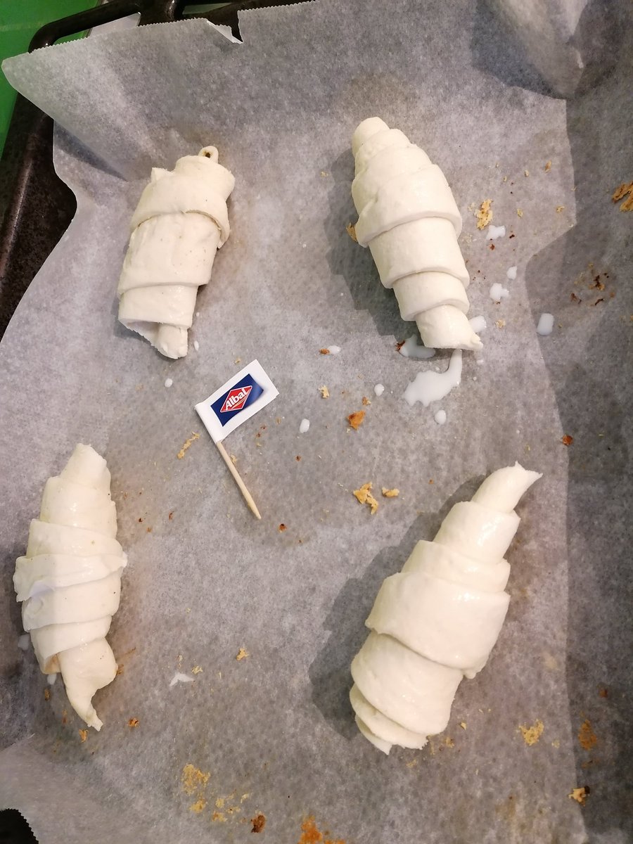 manu058533's tweet photo. Journée férié du coup petit déjeuner en amoureux.
Croissants pas maison ça permet de tester le papier cuisson anti glisse de chez albal et @trnd_fr.
#macuisinealbal #papiercuisson #trnd https://t.co/j3Q9a7kRBy