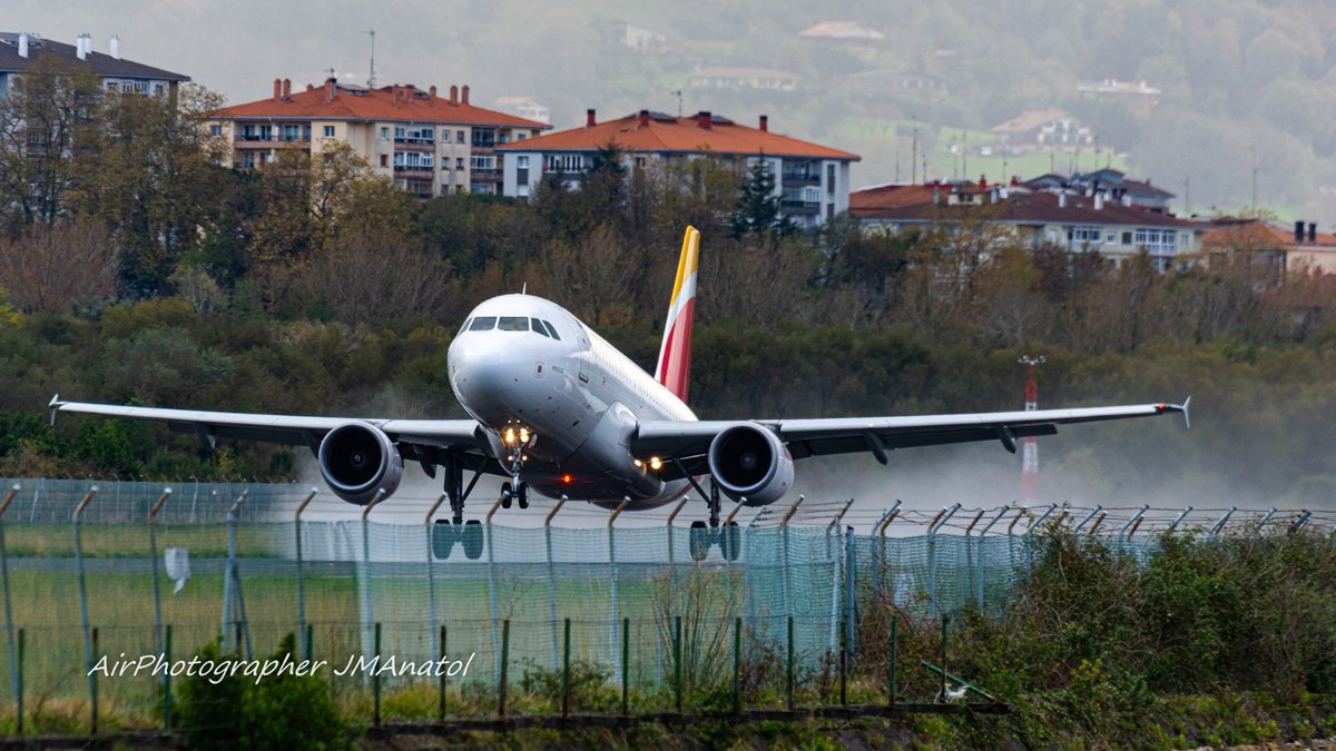 #BuenosDias 
#Miercoles
El #Vencejo <a href="/Airbus/">Airbus</a> #A319 EC-KOY de <a href="/Iberia/">Iberia</a> voló ayer en <a href="/DonostiAir/">Donosti Aeropuerto</a> #LESO donde antes no le había visto
 
#secandopista #V1Rotate #FullPowerToFly✈️📷 
#VuelaDesdeHondarribia 

<a href="/PikerPilot/">Alberto Piquero</a> <a href="/samupinon/">🅢🅐🅜🅤 🅟🅘🅝̃🅞́🅝 🐣</a> <a href="/Bereikua/">Bereikua</a> <a href="/diariovasco/">El Diario Vasco</a> <a href="/JoseManu97/">Señor X</a>