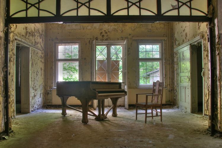 iva21r's tweet photo. Some Of Abandoned pianos.💔 https://t.co/H29uyWvcxP
