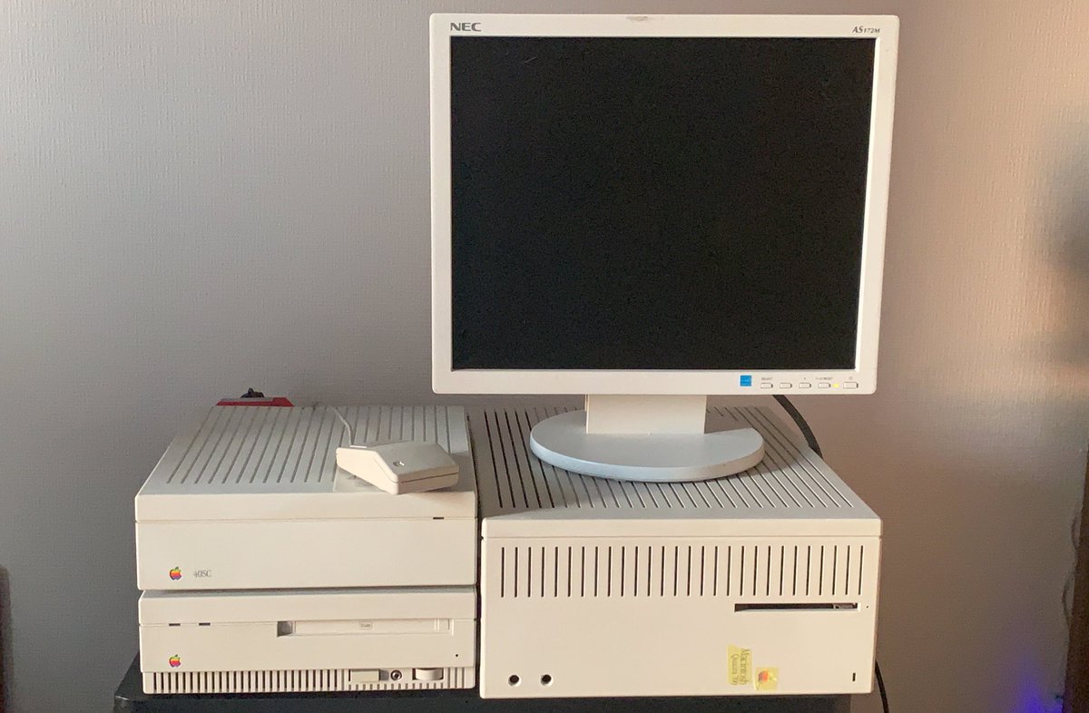 shinjyukukabuk1's tweet image. 世間が新型　#MacBookAir2020 #MacBookPro2020 #AppleEvent で盛り上がっている中。性能比で1/10000くらいだけど、3周くらい回ってハイテク感(90年代の)溢れるコンピューターはこちら。
いいかい、、この外付けドライブに保存できる容量はスマホ写真で4０枚くらいなんだぜ・・・。