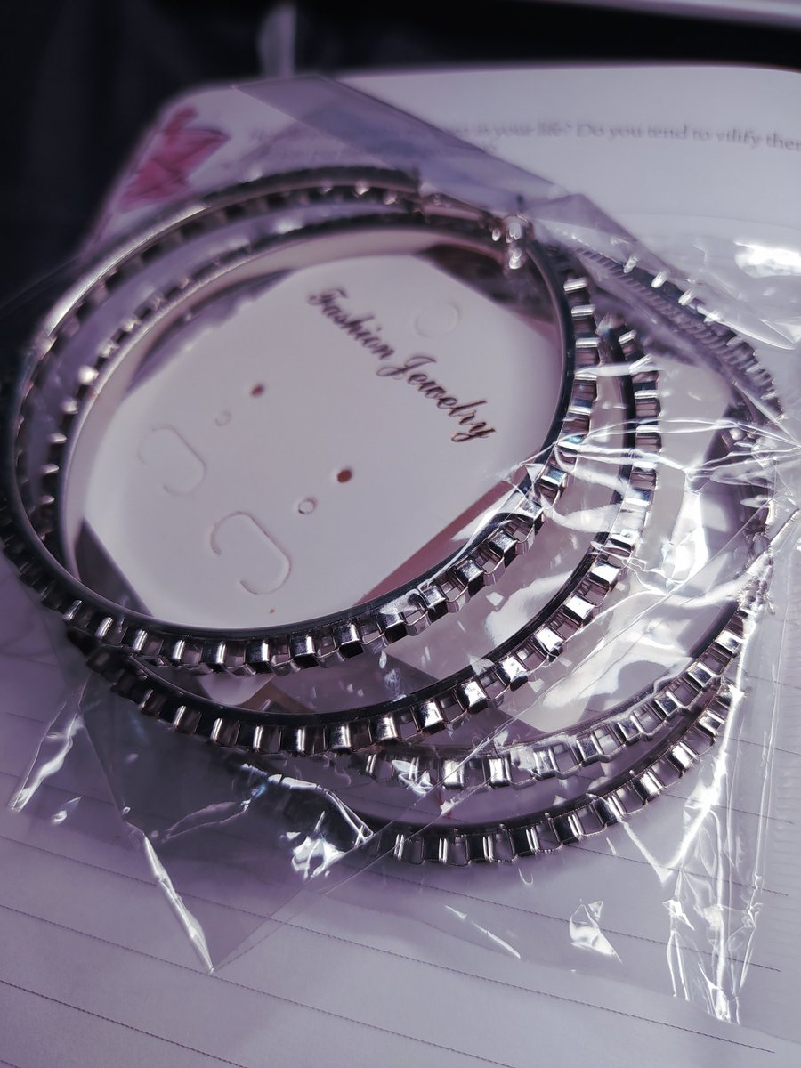 Escentials_Ug's tweet image. We are giving out a pair of earrings or a perfume of your choice on our list if you quote this tweet and get 0 likes, RTs, quotes and comments by 6pm tommorow.

Good luck 😃