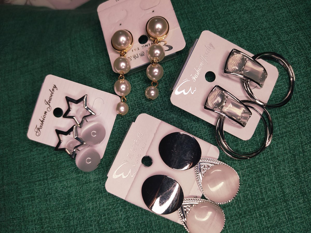 Escentials_Ug's tweet image. We are giving out a pair of earrings or a perfume of your choice on our list if you quote this tweet and get 0 likes, RTs, quotes and comments by 6pm tommorow.

Good luck 😃