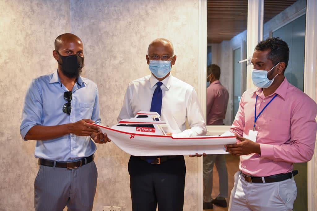 Raajje_tvPR's tweet photo. Jumhooree dhuvas raees fettevee @Raajje_tv in. RaajjeTV ge muvazzafun amilla ah thayyaaru kuri dhonyeh vanee Raees @ibusolih Vedhumah aruvaafa . https://t.co/o4mt4dwZMF