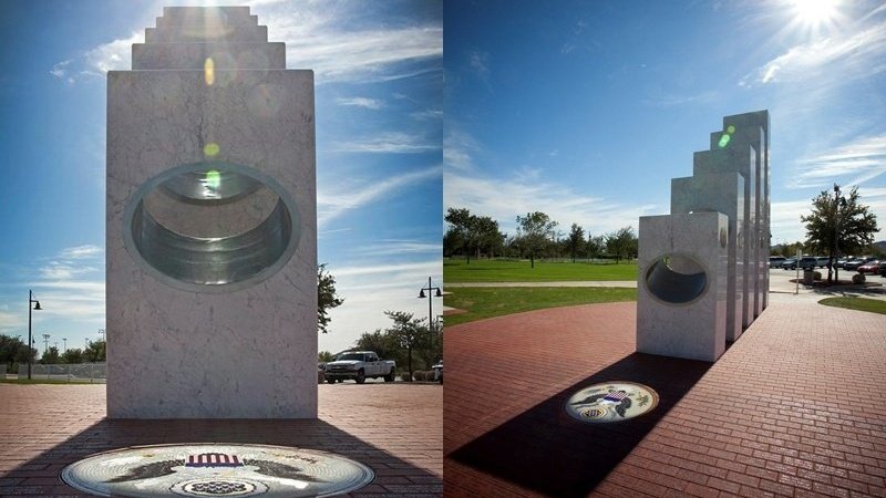 Tous les ans, le 11 novembre à 11h11 précises, la lumière du Soleil passe au travers des 5 piliers du "Anthem Vétérans Mémorial", en Arizona, et illumine une mosaïque au sol en l'honneur des anciens combattants.
#BenjaminGatesApproves

web.archive.org/web/2015111408…