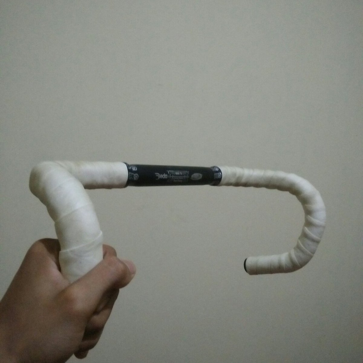 Juan_fixedgear's tweet photo. WTS dropbar deda nera 420mm (anatomic) + bartape pro gel (motif bunga), mulus no cacat. For more info langsung tanyain aja, atau dm ig @oligardan #fnfjb #fbjb #rbjb https://t.co/e4za4kWNPQ