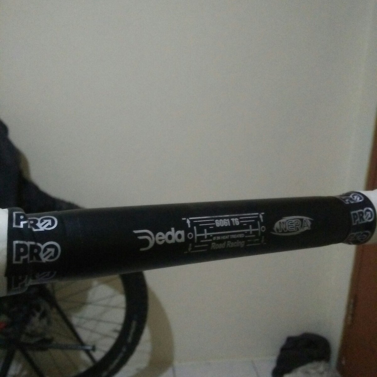 Juan_fixedgear's tweet photo. WTS dropbar deda nera 420mm (anatomic) + bartape pro gel (motif bunga), mulus no cacat. For more info langsung tanyain aja, atau dm ig @oligardan #fnfjb #fbjb #rbjb https://t.co/e4za4kWNPQ
