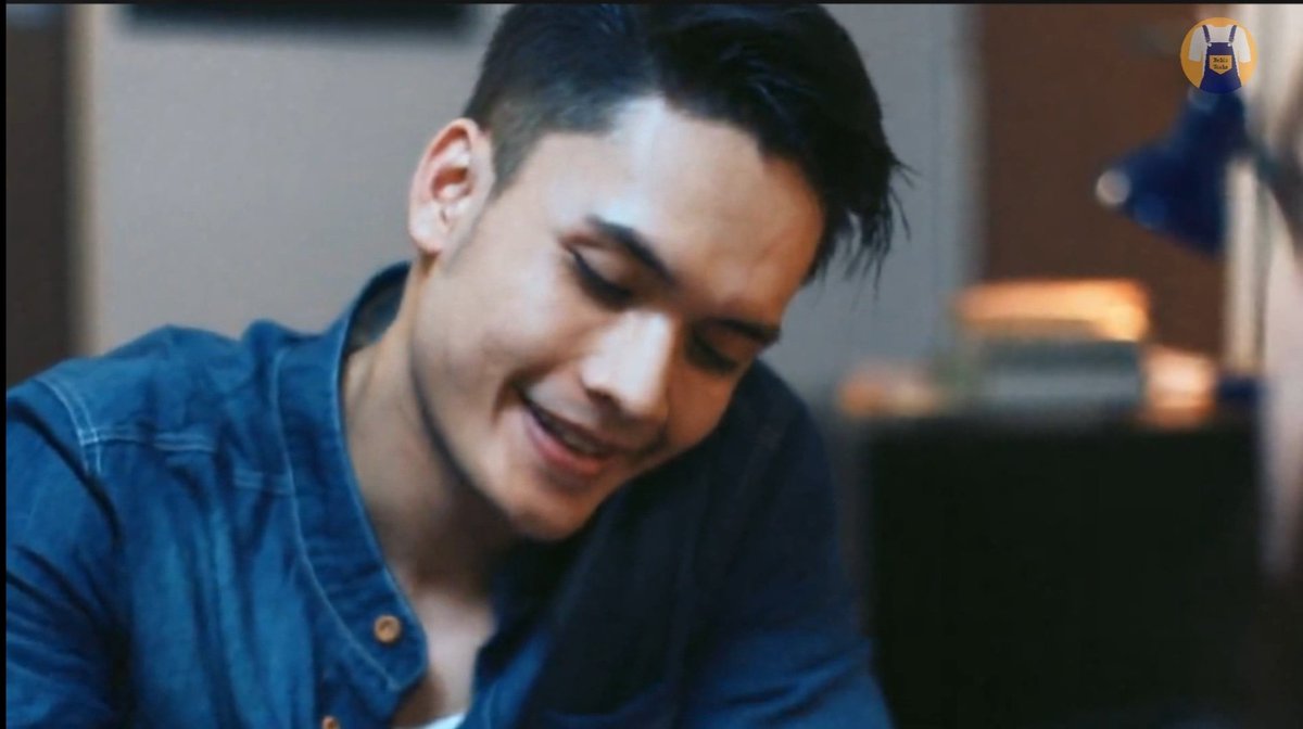 I think this smile right here, right before Gibbs says "Babe" (and pays someone off)... is very Gibbs.Dia panas hati masa ni sebenarnya sebab ada orang cuba nak blackmail dia. But Gibbs, being the cool person that he is, handles it with a smile.