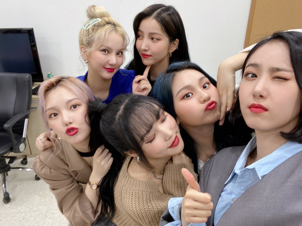 GFRDofficial's tweet photo. [📺 #여친Air]
#여자친구 #GFRIEND 컴백 =
#MBCevery1 #주간아이돌 출연

이제는 공식🧮이 되어버린 
여친이들과 주간아💜💙

오늘은 또 어떤 모습으로 
버디☘️에게 즐거움🙌을 선사할지!

잠시 후, 오후 5시! 놓치지 마세요😃 https://t.co/KNrC7UBYuM