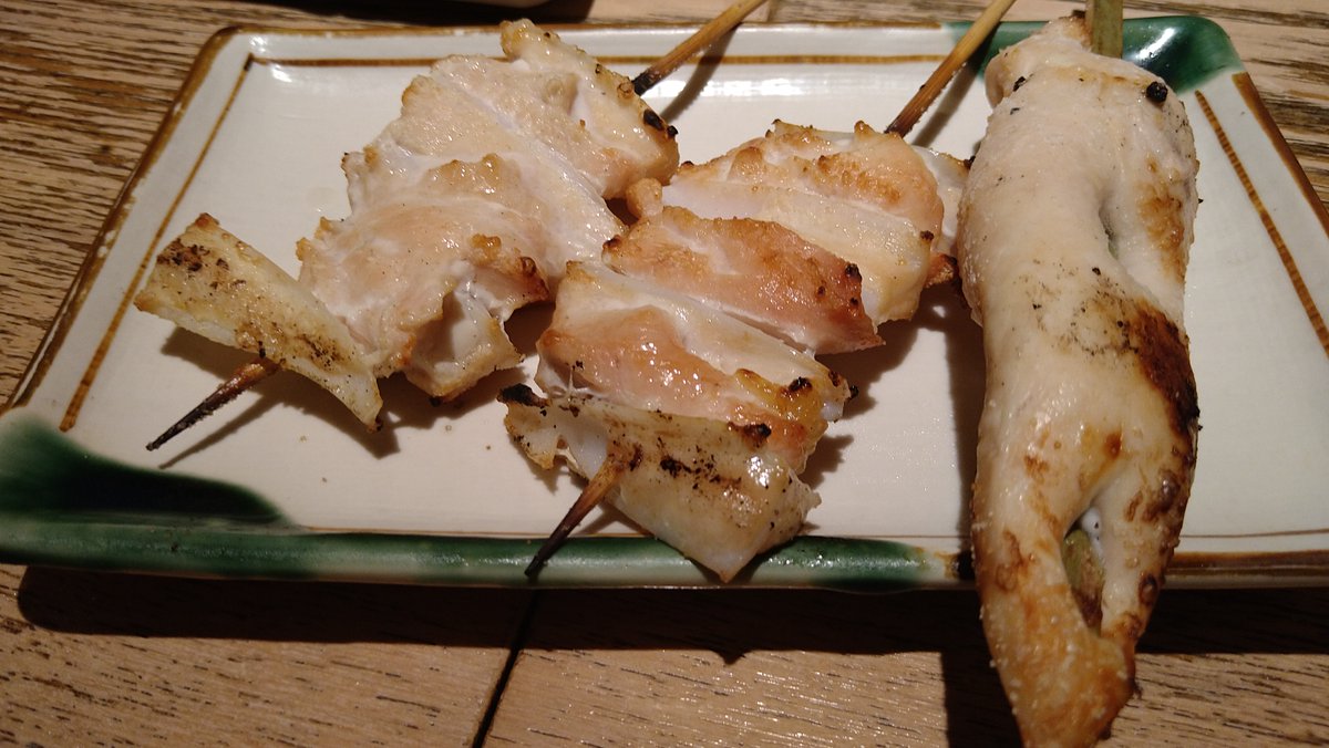 孤高の千葉グルメ ドラクエウォークついに2周年 久々に家族で焼鳥を となり 千葉駅近くの名焼き鳥店 鳥万へ 鶏皮につくね ネギマにレバーら 焼き鳥の美味しさはもちろん説明不要のレベル そして 焼鳥に並ぶ名物 唐揚げ まで 余すこと