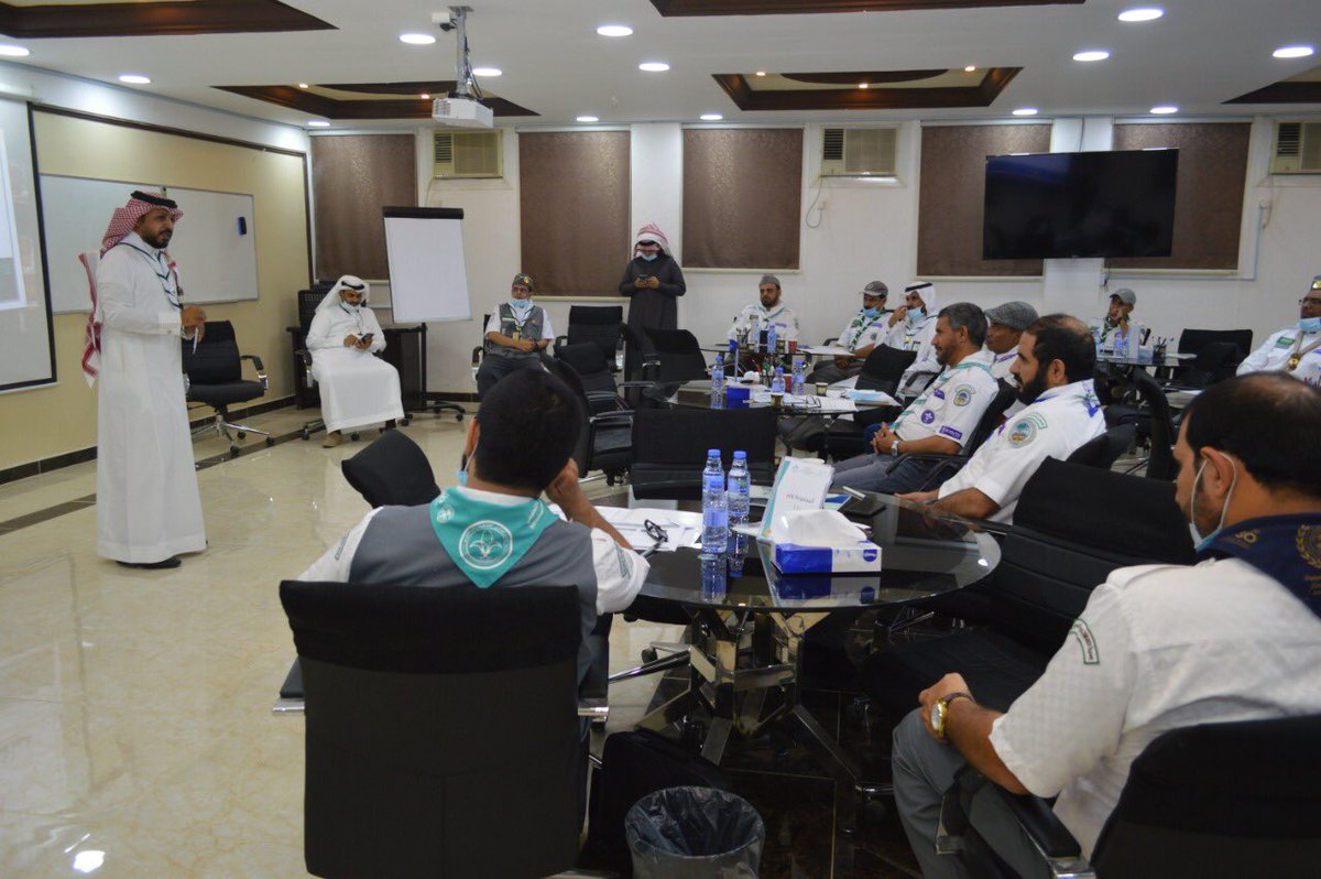 AsirScout's tweet photo. مدير تعليم رجال ألمع الدكتور أحمد بن خضران العمري يفتتح لقاء #مجلس_التطوير_الكشفي_بمنطقة_عسير
صباح اليوم الأربعاء بمركز التطوير المهني برجال ألمع ورحب بالقادة الكشفيين رؤساء ومشرفي النشاط الكشفي بإدارات التعليم بمنطقة عسير مثمنا حضورهم وتميزهم في فعاليات المجلس في الفترة السابقة. https://t.co/rWSswueyZK