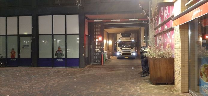 Vrachtwagen muurvast onder roldeur bij nachtelijke bevoorrading Almelose Hema.