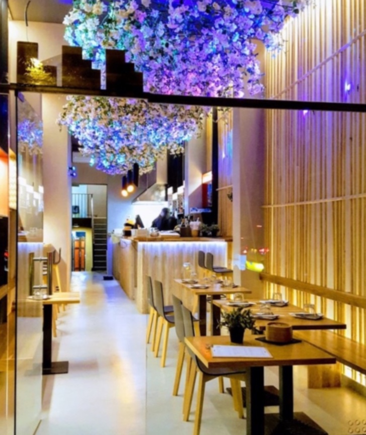 Aprovechamos la altura del local para crear una impactante alfombra floral tan estética como funcional, perfecta para integrar la iluminación del techo

Lee, Barcelona, España. 2017. 
Concepto e interiorismo

#Futur2 #Futur2Estudio #Bar #Restaurant