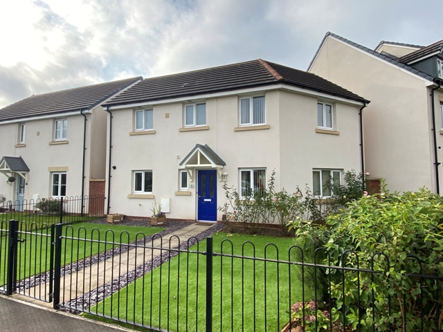 M2estateagents's tweet photo. ** BEAUTIFULLY PRESENTED, 3 BEDROOM DETACHED HOUSE WITH REFITTED KITCHEN/BREAKFAST ROOM, SPACIOUS LIVING ROOM, EN-SUITE, FAMILY BATHROOM, EASY TO MAINTAIN FRONT &amp; REAR GARDENS, GARAGE AND OFF ROAD PARKING **

Price: £259,950 | Newport

#M2EstateAgents #ForSale #Property #Newport https://t.co/rclShjVrKA