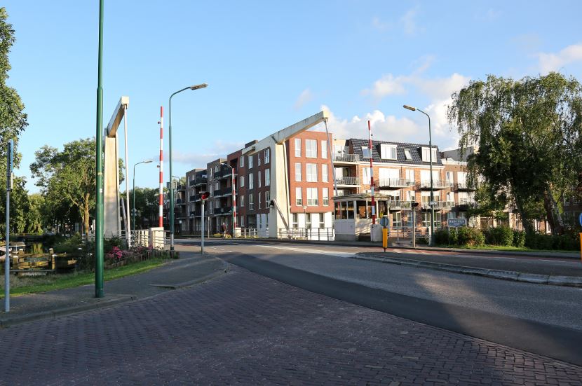 gemeentewoerden's tweet photo. De reconstructie van de Kwakelbrug gaat op 20 november van start. Tijdens de werkzaamheden zal de brug een aantal perioden afgesloten zijn voor al wegverkeer. Omleiding wordt met bebording aangegeven. Meer informatie https://t.co/MlpyF8ip8U https://t.co/9rBNKddPlW
