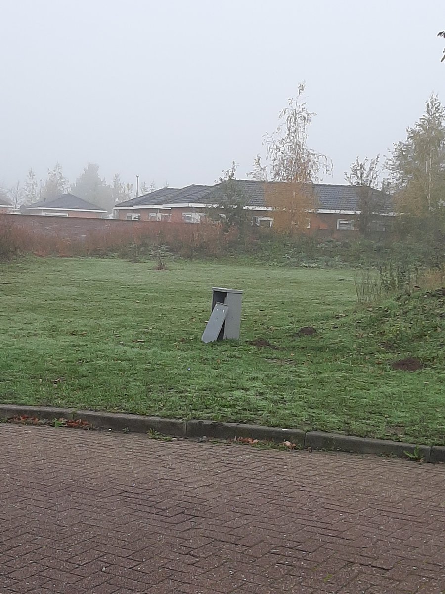 eveline_jansen's tweet photo. @ZiggoWebcare als het kastje in de straat waar jullie internet signaal vandaan komt uit elkaar ligt, zie foto, waar meld ik dit dan? Is  al ruim een week zo. Lijkt mij met al dat vocht niet bevordelijk? https://t.co/tNGFyIGa17