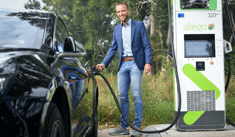 DeventerStroomt's tweet photo. Wist je dat er sinds kort in Deventer 38 laadpalen voorzien van lokaal opgewekte groene stroom staan? De laadpalen nemen stroom af van Windpark Kloosterlanden in Deventer. Lees meer via: https://t.co/0xyS78MQ0G #elektrischrijden #groenestroom #deventerstroomt https://t.co/8Pbm7gefOx