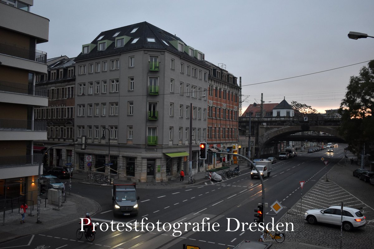 ProtestFotoDD's tweet photo. +++ #Dresden +++
Farbbomben & Graffiti am Büro der @gruene_dresden!
Davor: "Rache für Danni"
Die Grünen im hessischen Landtag haben sich gegen den Rodungsstopp im #Danni ausgesprochen und damit die Klimaszene gegen sich aufgebracht.
#dd1111 #DanniBleibt #danni1111 #keinea49 https://t.co/EFTSn1MNJA