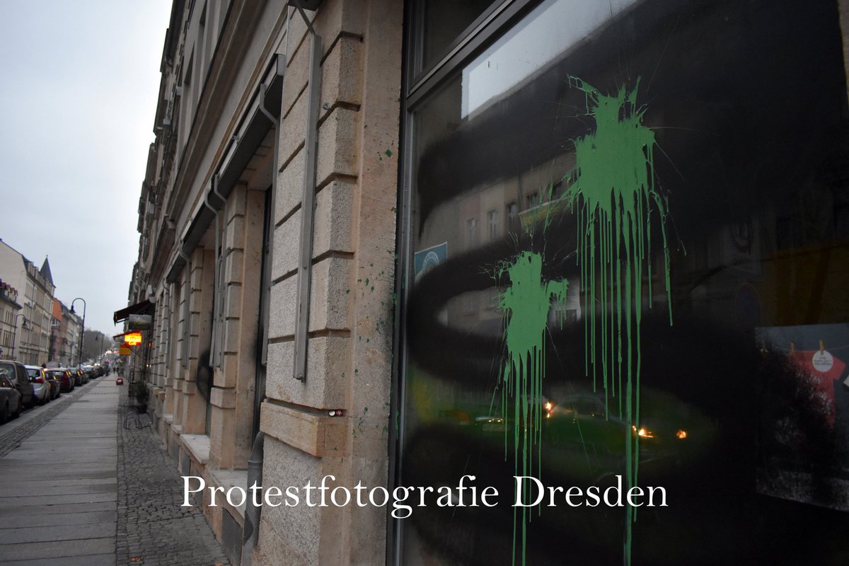 ProtestFotoDD's tweet photo. +++ #Dresden +++
Farbbomben & Graffiti am Büro der @gruene_dresden!
Davor: "Rache für Danni"
Die Grünen im hessischen Landtag haben sich gegen den Rodungsstopp im #Danni ausgesprochen und damit die Klimaszene gegen sich aufgebracht.
#dd1111 #DanniBleibt #danni1111 #keinea49 https://t.co/EFTSn1MNJA