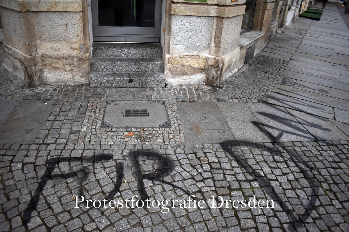 ProtestFotoDD's tweet photo. +++ #Dresden +++
Farbbomben & Graffiti am Büro der @gruene_dresden!
Davor: "Rache für Danni"
Die Grünen im hessischen Landtag haben sich gegen den Rodungsstopp im #Danni ausgesprochen und damit die Klimaszene gegen sich aufgebracht.
#dd1111 #DanniBleibt #danni1111 #keinea49 https://t.co/EFTSn1MNJA