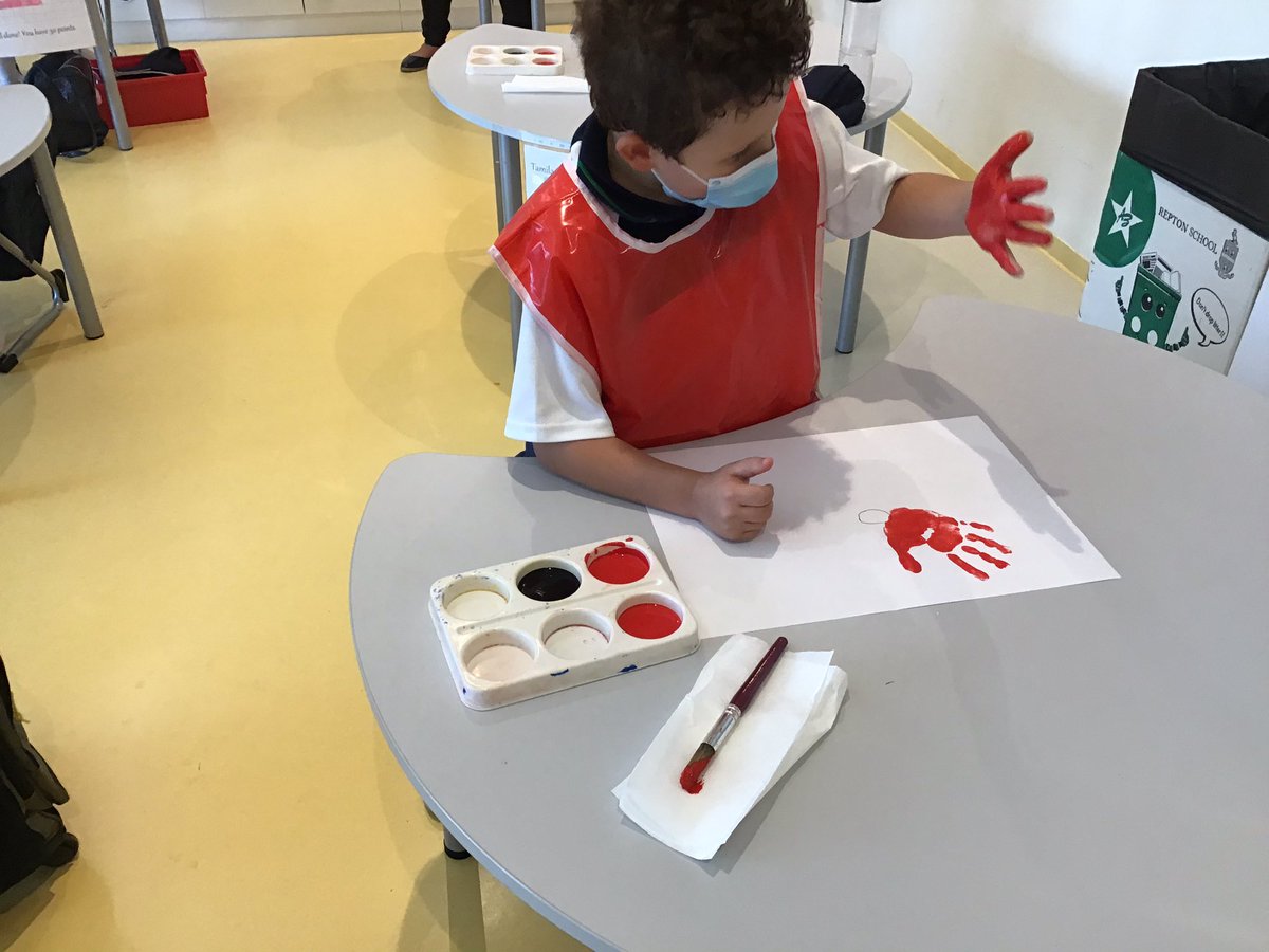 ReptonADYr2's tweet photo. Today in Art we create poppy handprints for Remembrance Day. Check out our amazing poppies #RemembranceDay #Poppies #DovesClass @ReptonADArt https://t.co/DNO1doF7hH