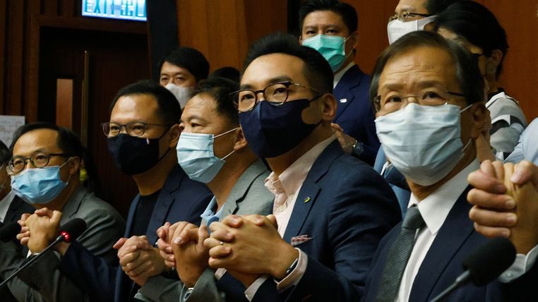 Hong Kong democracy under threat whilst USA preoccupied with anti-democratic behaviour from its defeated president. World needs to pay attention

#democracy #HongKong #USAElections2020
Hong Kong opposition politicians resign en masse after 4 disqualified
news.sky.com/story/hong-kon…