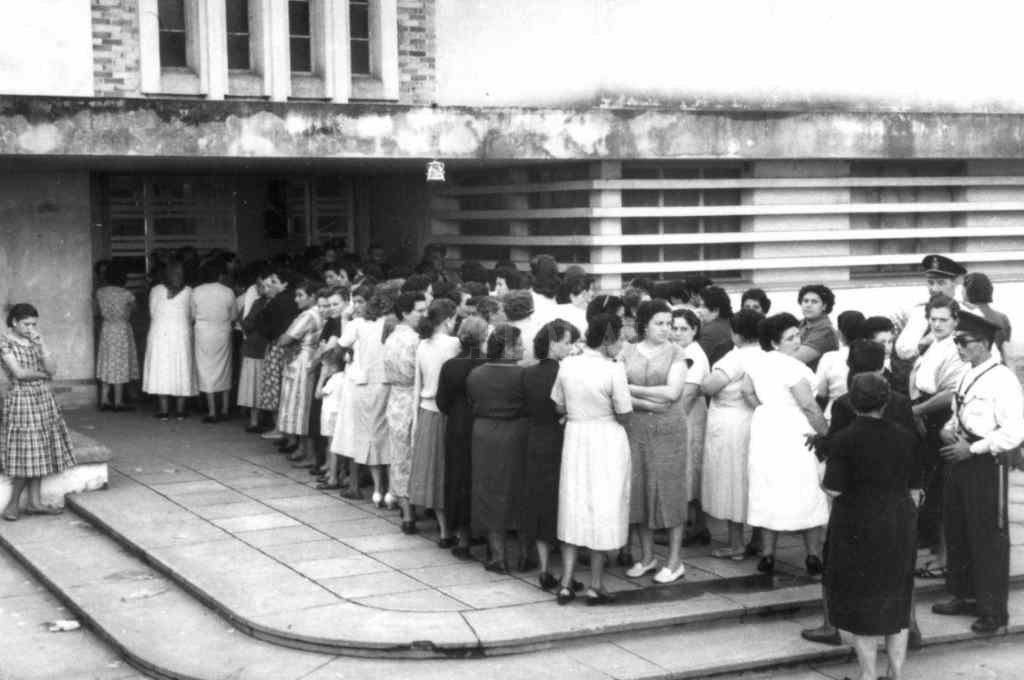 reddementoras's tweet photo. 📅 🗳️ El 11 de noviembre de 1951 las mujeres votamos por primera vez en 🇦🇷 
El impulso del movimiento de mujeres no se detiene 💪
Seguimos luchando por la igualdad real de oportunidades ✊ https://t.co/IvJcRbRrvN