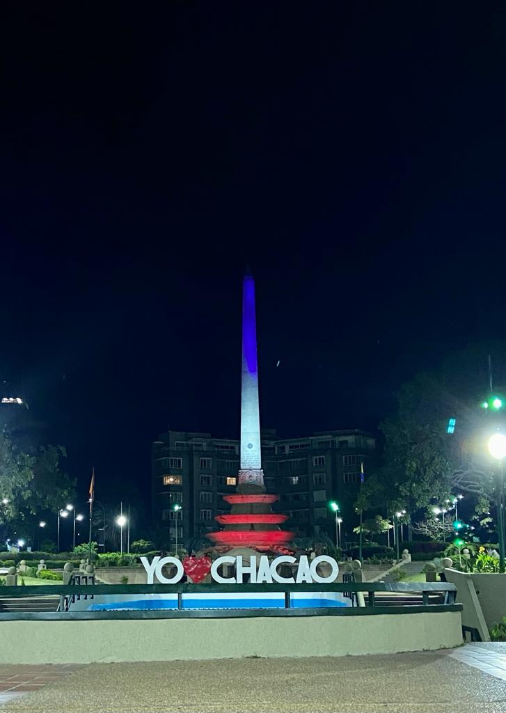 embpanamaven's tweet photo. En homenaje a la República de Panamá, el Municipio Chacao, iluminó el emblemático Obelisco de la Plaza Francia, monumento icónico de este municipio con los colores distintivos de la República de Panamá. https://t.co/3sGlS8mEal