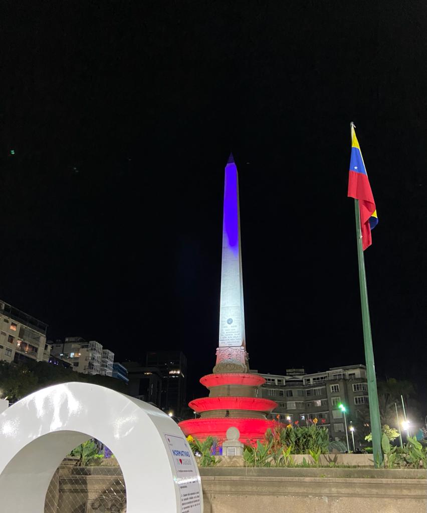 En homenaje a la República de Panamá, el Municipio Chacao, iluminó el emblemático Obelisco de la Plaza Francia, monumento icónico de este municipio con los colores distintivos de la República de Panamá.