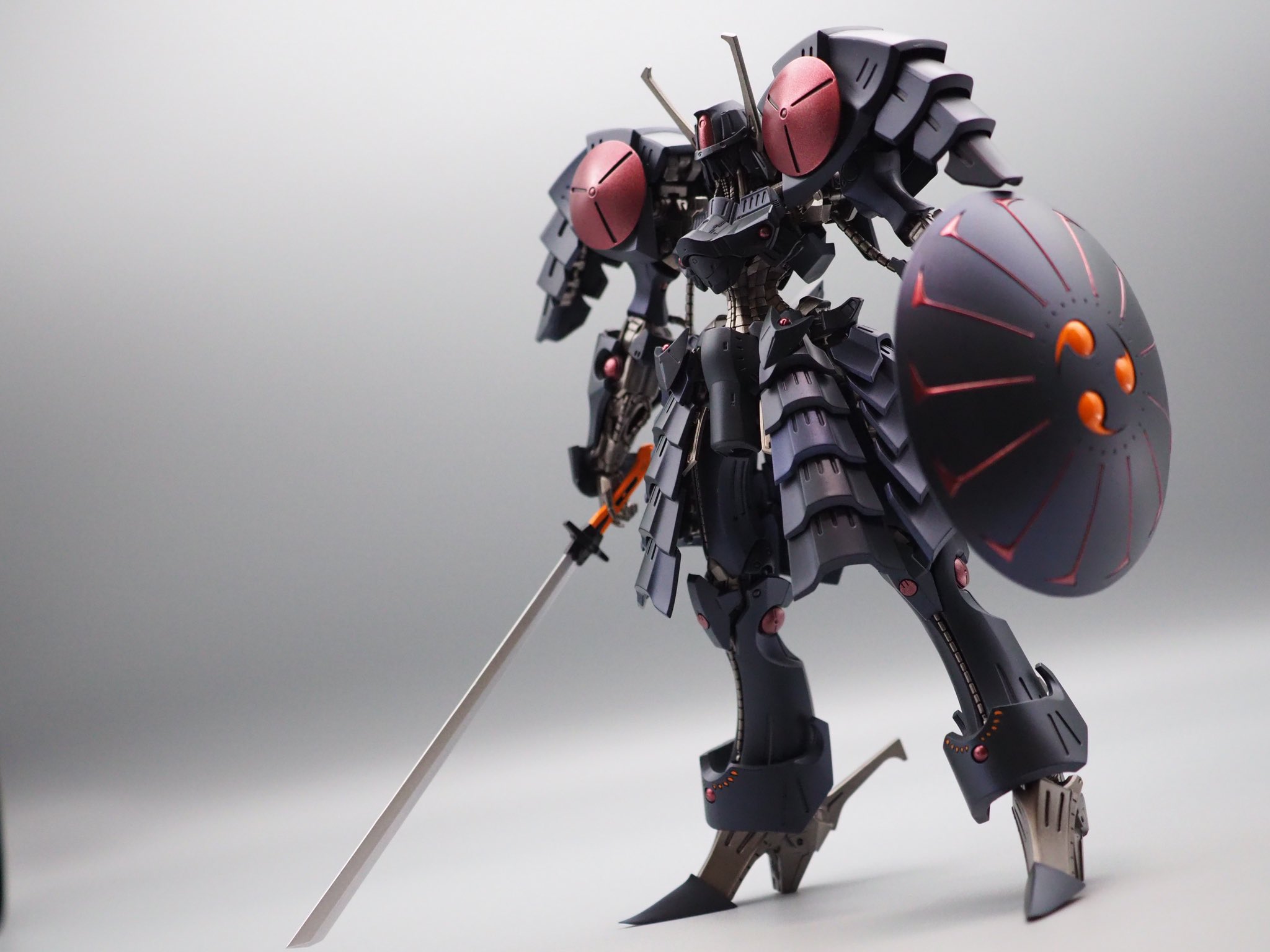 ちぃ ボークス Ims 1 144 バッシュ ザ ブラックナイト 完成しました 今回 グロス仕上げかマット仕上げかで迷いましたが 各部分の仕上げは 外装の黒は艶消し 内部フレームと赤は半艶 橙は艶ありのグロス仕上げ と こんな感じで仕上げ