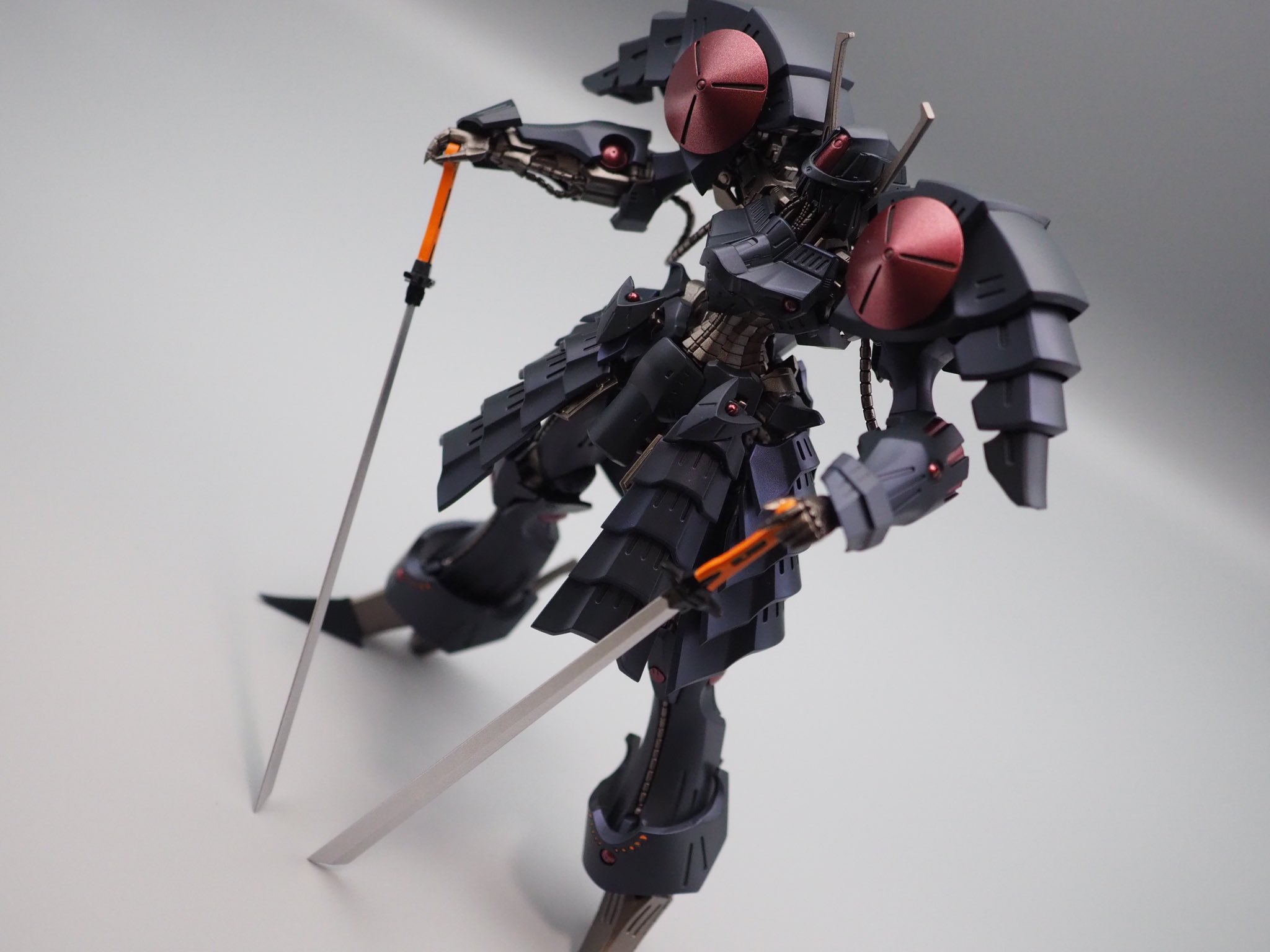 ちぃ ボークス Ims 1 144 バッシュ ザ ブラックナイト 完成しました 今回 グロス仕上げかマット仕上げかで迷いましたが 各部分の仕上げは 外装の黒は艶消し 内部フレームと赤は半艶 橙は艶ありのグロス仕上げ と こんな感じで仕上げ