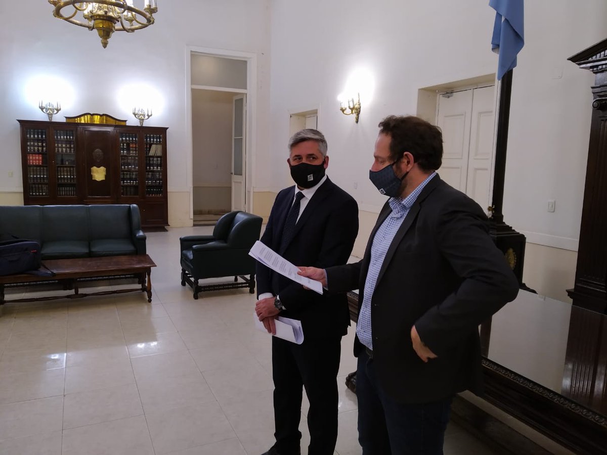 RadioAndinaMza's tweet photo. #Ahora
Desde la Legislatura @denia_gomez junto a los jefes de bloque del Frente de Todos - PJ, diputado @GermanGomezMza y senador @lucasilardo nos comparten su posición respecto al debate de presupuesto, avalúo e impositiva, a tratarse en la sesión del día de hoy en la #HCDM https://t.co/t6I4UCGs2q