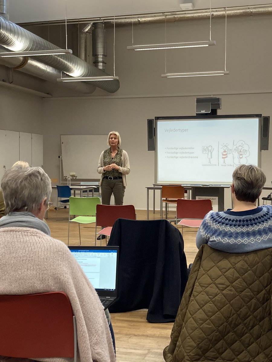 MaddyTizar's tweet photo. Maj Britt med cool oplæg fra Vidensbyen i @sonkommune med oplæg om vejleder-projektet støttet af #APMøllerFonden #sammenervistærke #uddannelse #folkeskolen https://t.co/tzutew84BC