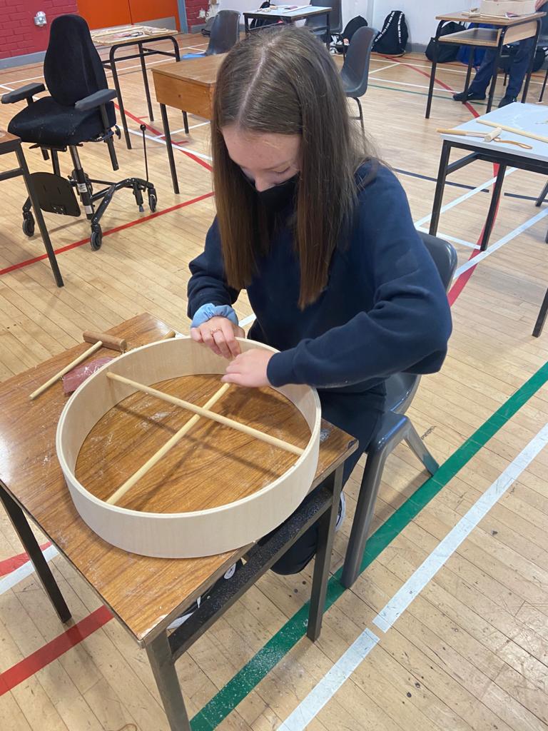 ScoilCC_Rua's tweet photo. Daltaí na hidirbhliana i mbun oibre ar maidin i gceardlann déanta bodhrán le Michael Vignoles
@COGG @Gaeloideachas @CNG #PleanáilTeanga https://t.co/ozKC37GIG6