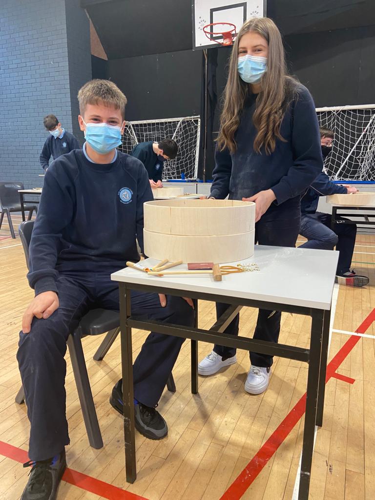ScoilCC_Rua's tweet photo. Daltaí na hidirbhliana i mbun oibre ar maidin i gceardlann déanta bodhrán le Michael Vignoles
@COGG @Gaeloideachas @CNG #PleanáilTeanga https://t.co/ozKC37GIG6