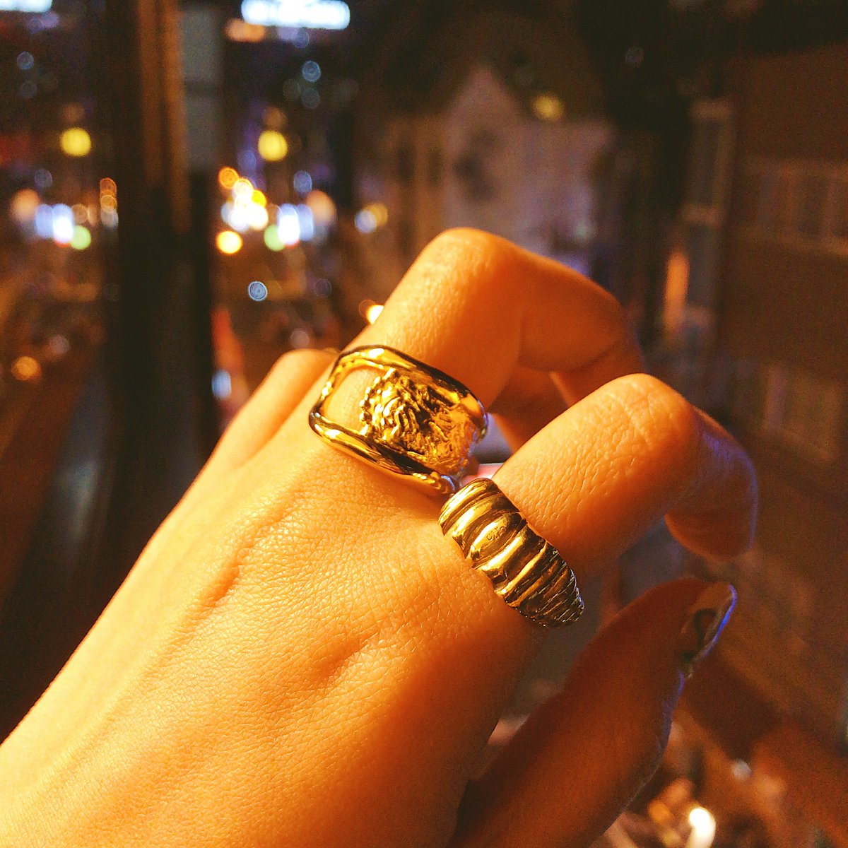 Marero Reblichalの二階から 夜は夜景にゴールドが映えてゴージャスムードに ゴールドリング ゴールドアクセサリー 夜景 ナイトビュー 東京 メンズファッション メンズコーデ
