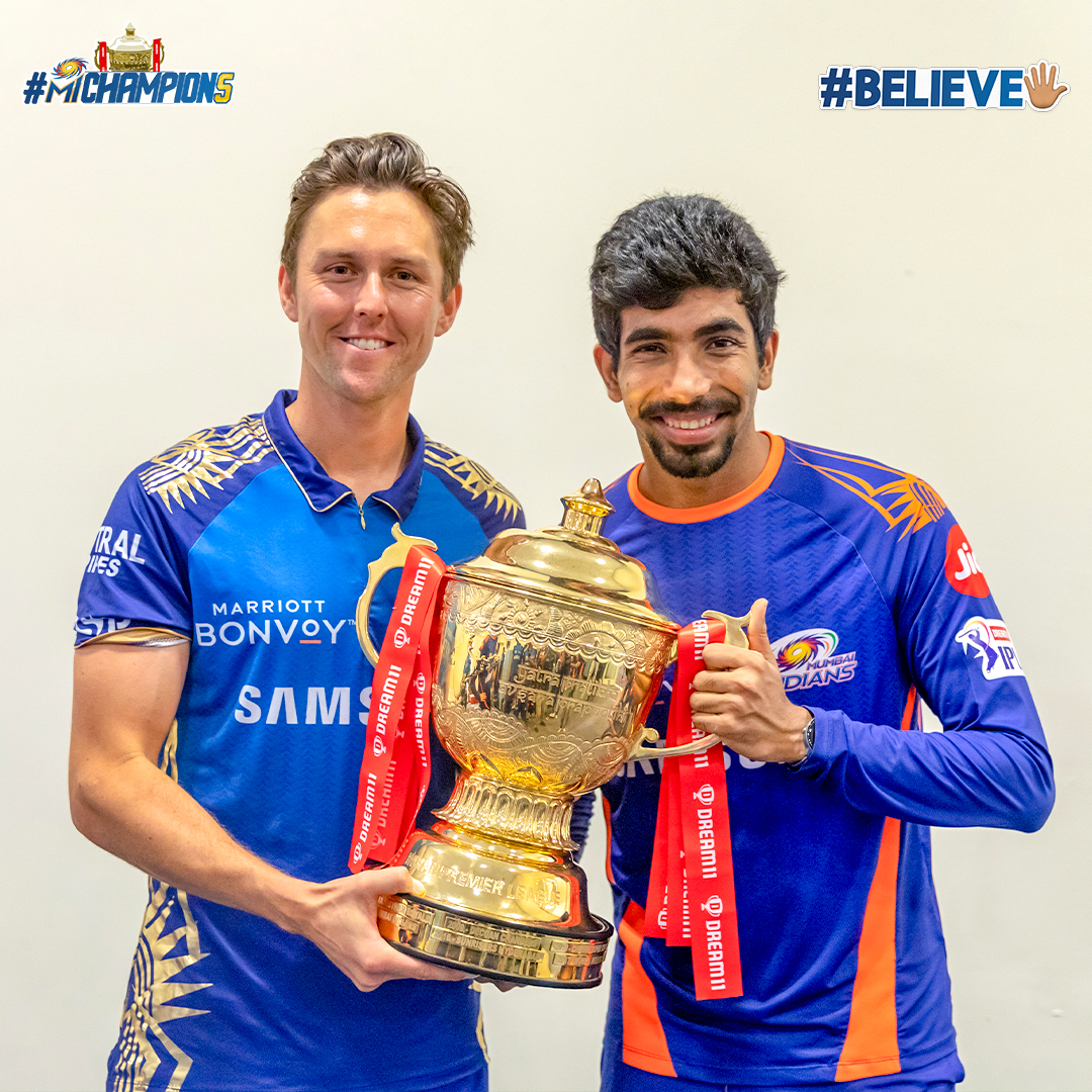 mipaltan's tweet photo. 👀 From sharing the new ball to sharing the trophy 🏆😍

⚡️#ThunderBoom 💥 accounted for 5️⃣2️⃣ wickets between them 👌

#OneFamily #MumbaiIndians #Believe🖐🏼 #MIChampion5 @trent_boult @Jaspritbumrah93 https://t.co/dfHovZbpjm