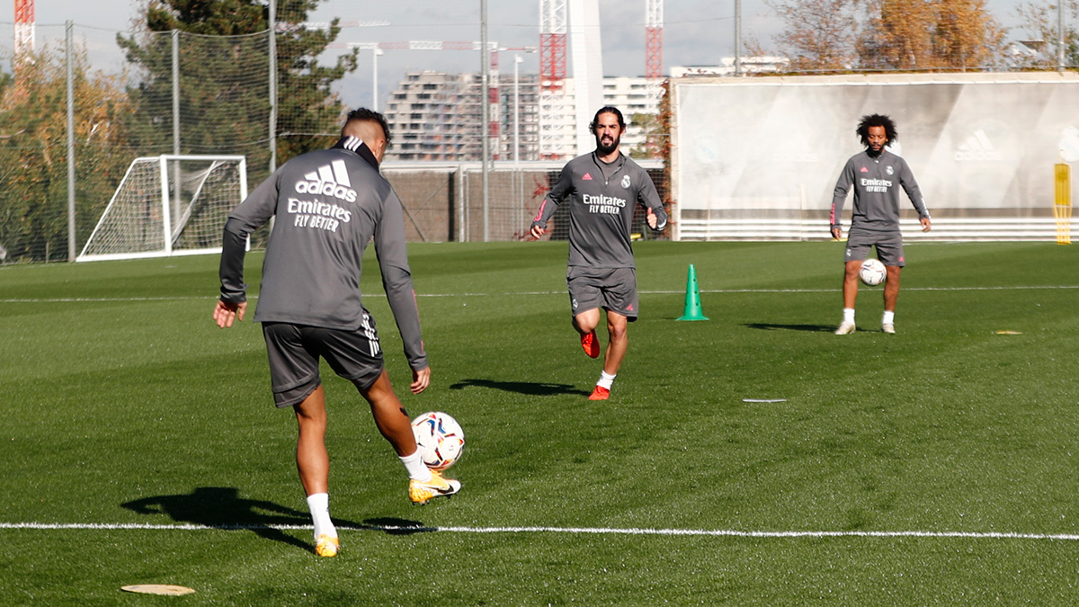 realmadrid's tweet photo. ⚽💪 Vuelta al trabajo en #RMCity.
#HalaMadrid https://t.co/75f2z6qdNc