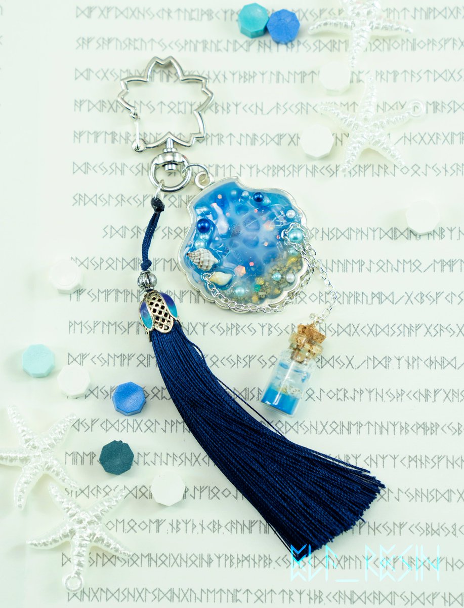 ELF_Resin's tweet photo. #RO03
ธีมทะเล ราคา 430.-
ชายทะเลสีฟ้าอ่อนประกอบไปด้วยหอยและมุกขนาดเล็ก มีวาฬขนาดเล็กซ่อนอยู่ภายใต้น้ำสีฟ้าและฟองคลื่น ขวดแก้วเล็กนั้นใส่ทรายสีฟ้าเรืองแสงกับหอยขนาดเล็กเอาไว้ค่ะ
พิมพ์ จ / จอง / j
#resin #เรซิ่น #uvresin #ELFResin #handmade #DIY https://t.co/wz3XESrxjI