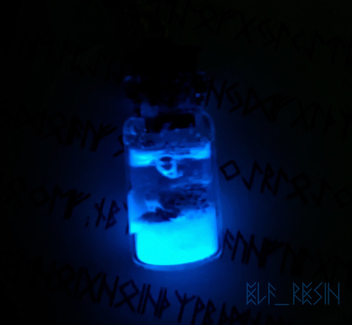ELF_Resin's tweet photo. #RO03
ธีมทะเล ราคา 430.-
ชายทะเลสีฟ้าอ่อนประกอบไปด้วยหอยและมุกขนาดเล็ก มีวาฬขนาดเล็กซ่อนอยู่ภายใต้น้ำสีฟ้าและฟองคลื่น ขวดแก้วเล็กนั้นใส่ทรายสีฟ้าเรืองแสงกับหอยขนาดเล็กเอาไว้ค่ะ
พิมพ์ จ / จอง / j
#resin #เรซิ่น #uvresin #ELFResin #handmade #DIY https://t.co/wz3XESrxjI