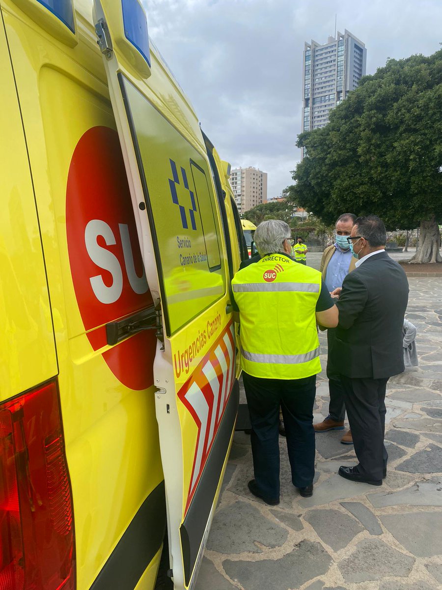 SanidadGobCan's tweet photo. 📸El consejero de Sanidad, Blas Trujillo, asiste al acto de presentación de las nuevas ambulancias🚑del Servicio de Urgencias Canario (SUC), junto al consejero de @AdmPcasGobcan, Julio Pérez, y al director del SCS, Conrado Domínguez. https://t.co/oCmRTWYgdA