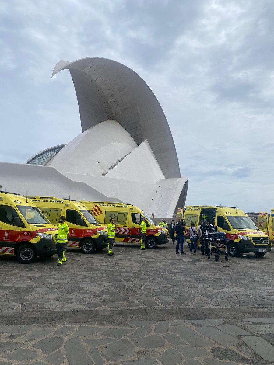 SanidadGobCan's tweet photo. 📸El consejero de Sanidad, Blas Trujillo, asiste al acto de presentación de las nuevas ambulancias🚑del Servicio de Urgencias Canario (SUC), junto al consejero de @AdmPcasGobcan, Julio Pérez, y al director del SCS, Conrado Domínguez. https://t.co/oCmRTWYgdA