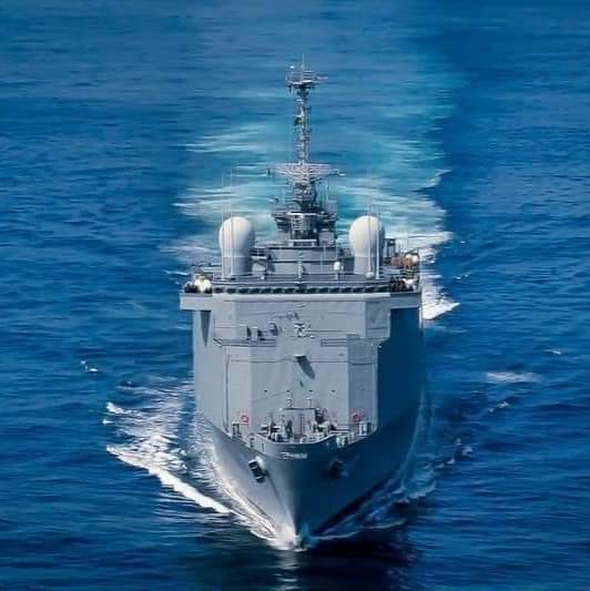 Militaresbr's tweet photo. Navio Doca Multipropósito "Bahia". Mais um navio anfíbio da nossa Marinha do Brasil 🇧🇷

#FFAA - Forças Armadas https://t.co/nGL45a236g