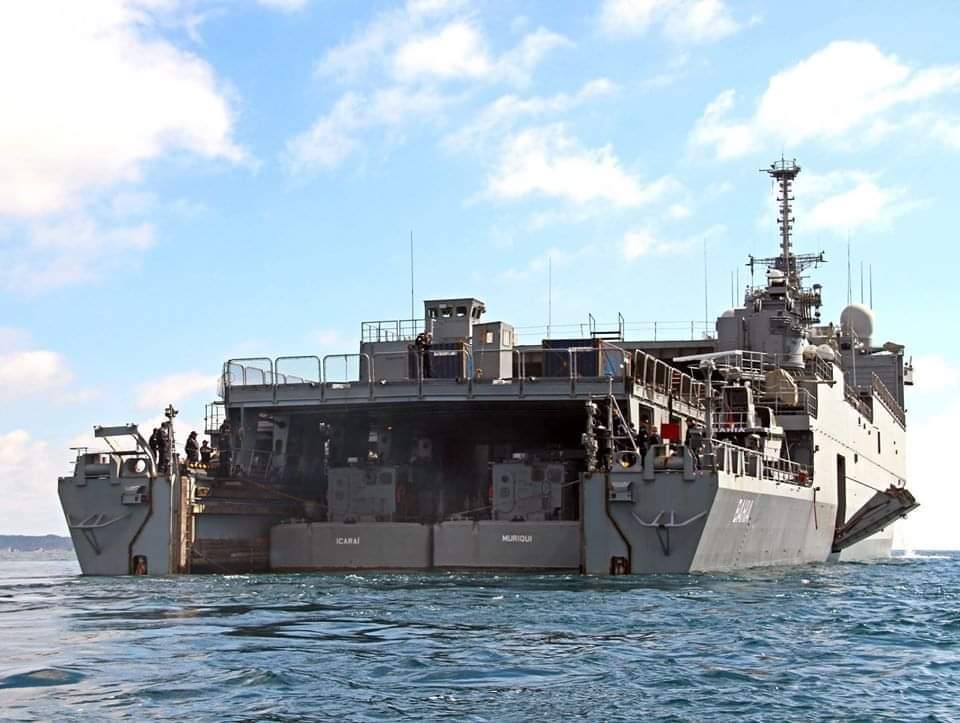 Militaresbr's tweet photo. Navio Doca Multipropósito "Bahia". Mais um navio anfíbio da nossa Marinha do Brasil 🇧🇷

#FFAA - Forças Armadas https://t.co/nGL45a236g