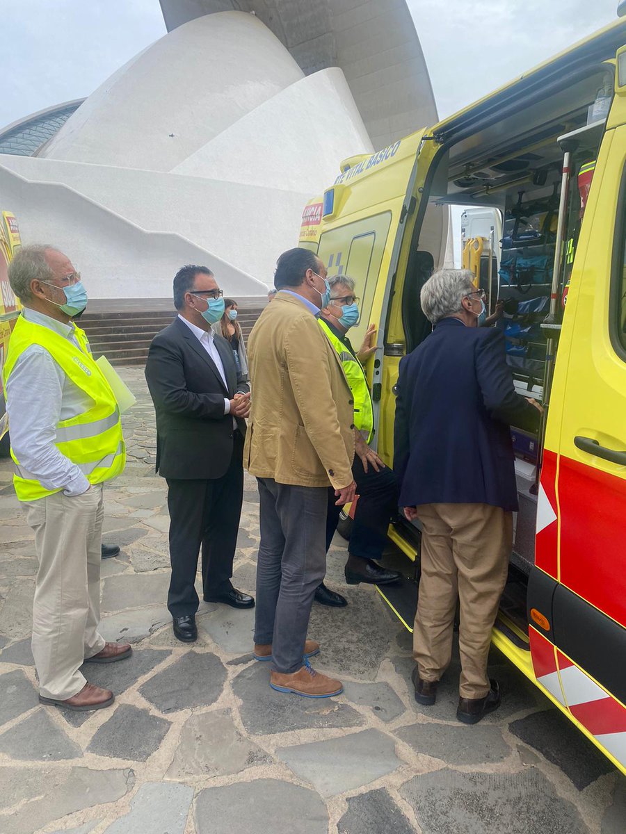 SanidadGobCan's tweet photo. 📸El consejero de Sanidad, Blas Trujillo, asiste al acto de presentación de las nuevas ambulancias🚑del Servicio de Urgencias Canario (SUC), junto al consejero de @AdmPcasGobcan, Julio Pérez, y al director del SCS, Conrado Domínguez. https://t.co/oCmRTWYgdA