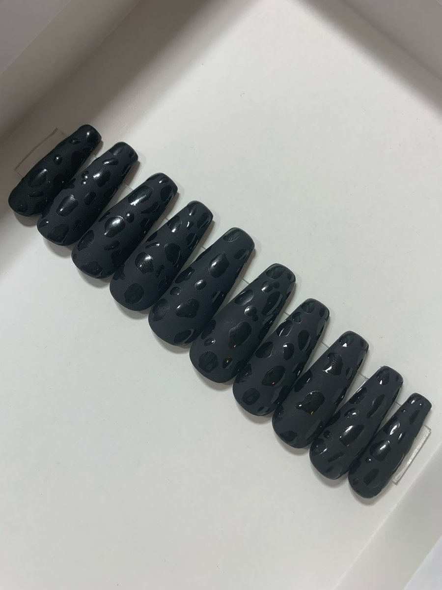 nailcandypress's tweet photo. MOOve over Doja Cat, there’s a new cow in town!! Custom “Got Milk?” set featuring a matte black base. 

🖤🐮🍬 💅🏿💅🏾💅🏽💅🏼💅🏻🖤

Like this post if you would rock this look!

#sweetset #candycoated #nailcandy #luxurypressons #pressonnails https://t.co/5fJV27Gbul