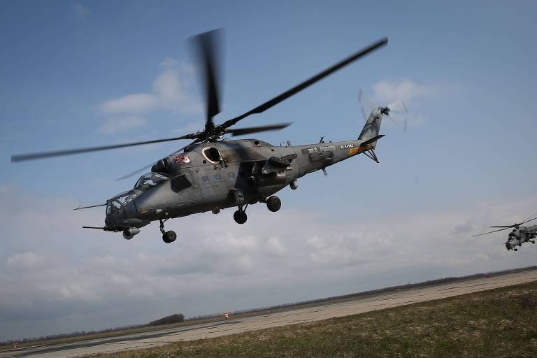 Militaresbr's tweet photo. Helicóptero da Forças Armadas da Rússia é 'abatido' por engano pelo Azerbaijão e duas pessoas morrem. 

+ em: https://t.co/3cyX7g03aC https://t.co/Zlwk2hbWWC