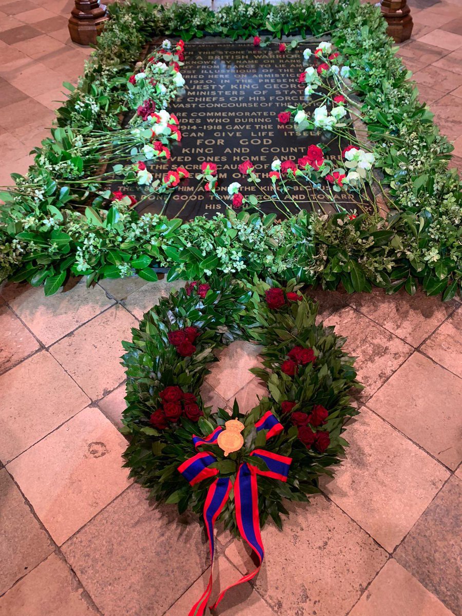 ClarenceHouse's tweet photo. During a service at @wabbey to mark #UnknownWarrior100, The Prince of Wales laid a wreath of red roses and bay leaf, a replica of that laid by King George V in 1920. The Duchess of Cornwall laid a posy. https://t.co/HdejHqSG6b