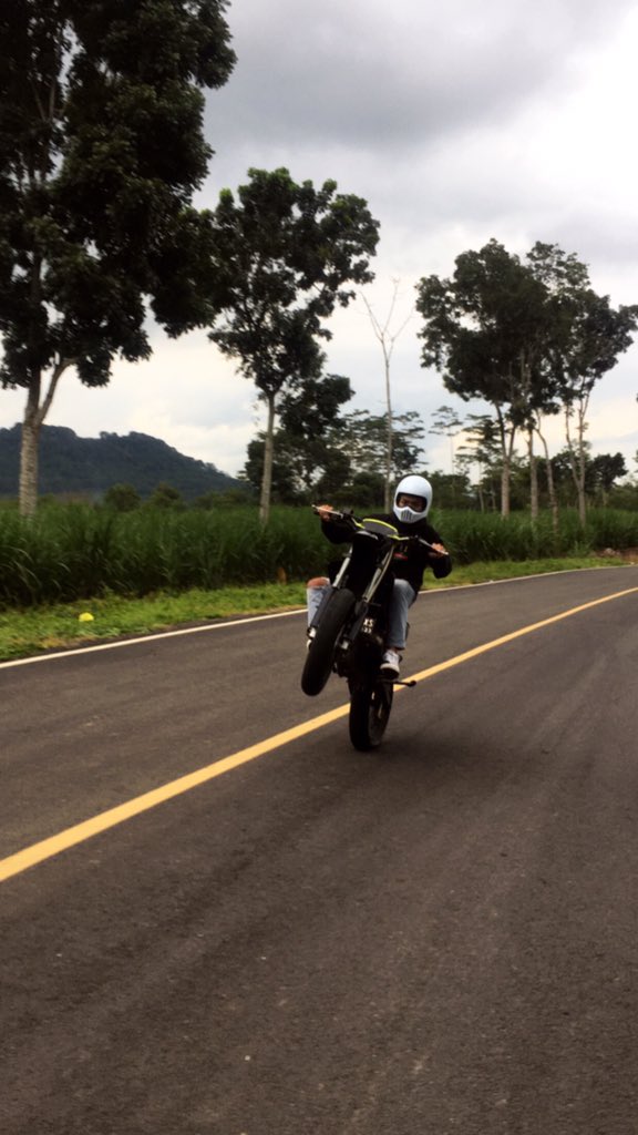 Viannando1's tweet photo. Yopo tan ? Ga pengen mbalek a ? Lak  iyo tak susol saiki 😂  #SAPAMANTAN https://t.co/5zuwym9V5n